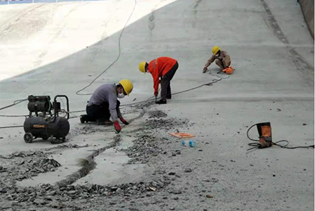 福建閩江水口水電站溢流面裂縫處理